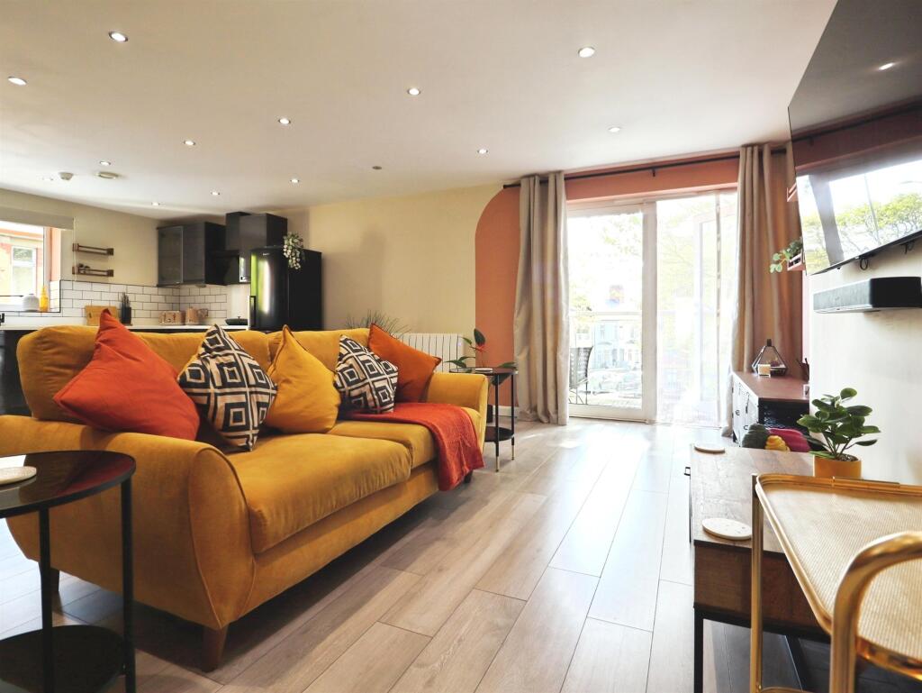 Apartment in Cardiff - View 3