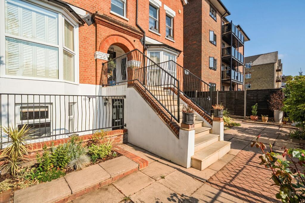 Apartment in London, Raynes Park - More