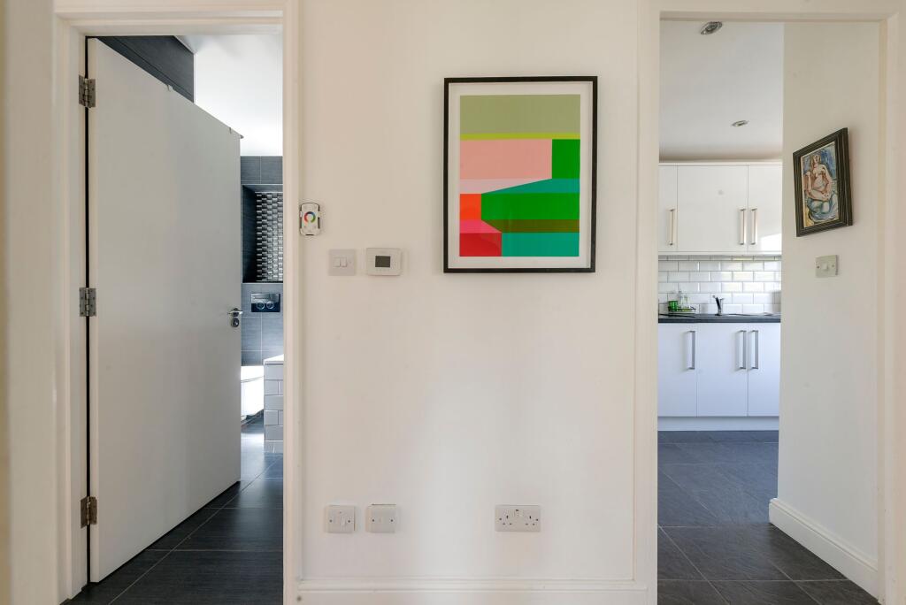 Apartment in London, Swinbrook Estate, North Kensington - View 3