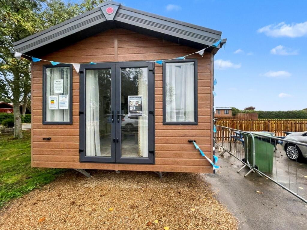 2-bed caravan on Pettaugh Road, Stonham Aspal, Stowmarket, IP14, £89,995