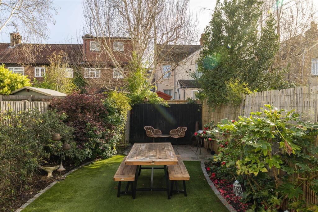 House in Redhill, Earlswood - View 4