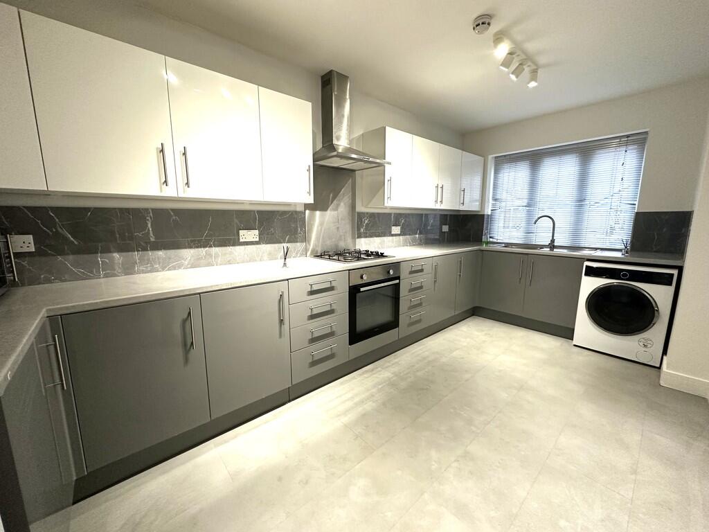 Elmshott Lane, Cippenham, Slough - View 5