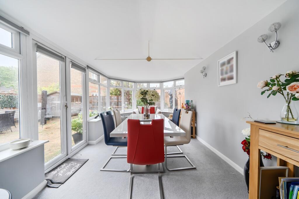 House in Woking, Knaphill - View 3