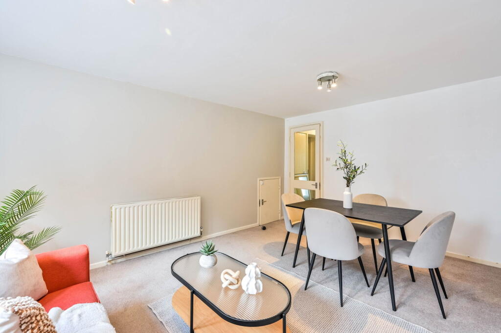 Apartment in Guildford, Surrey - More