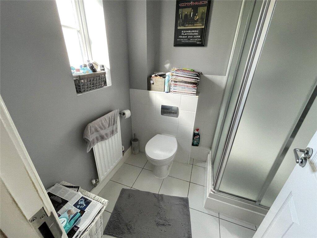 Apartment in Swindon, Coleview - More