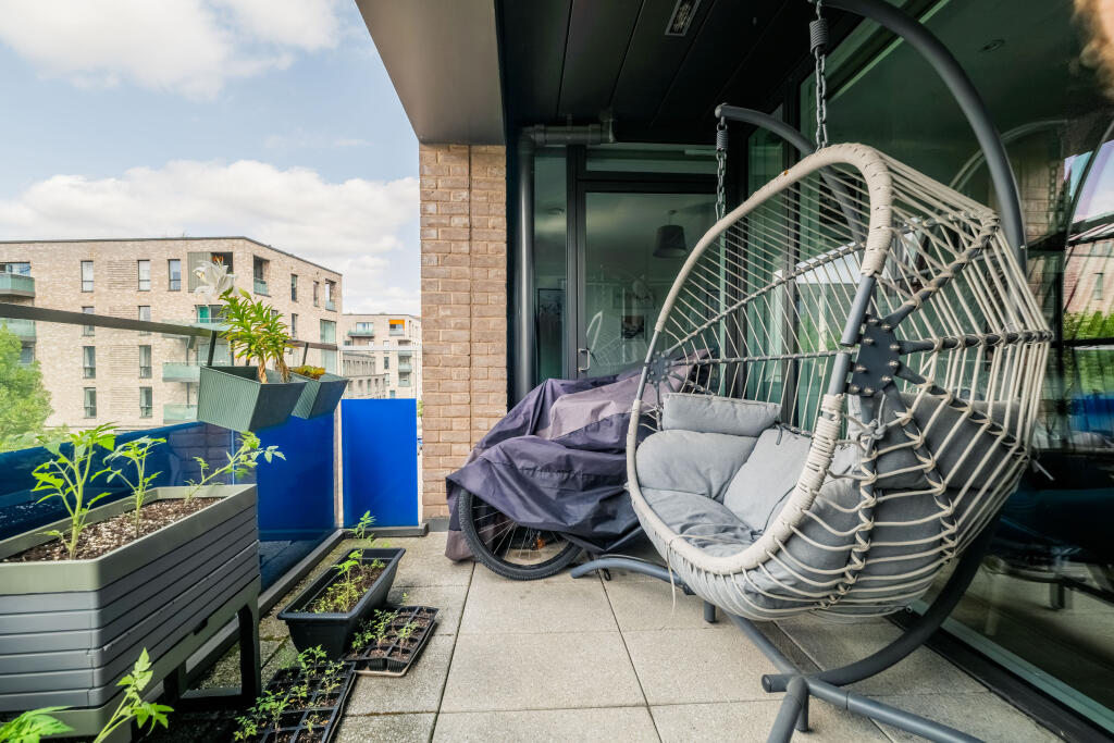 14 Peartree Way, London, SE10 photo 3
