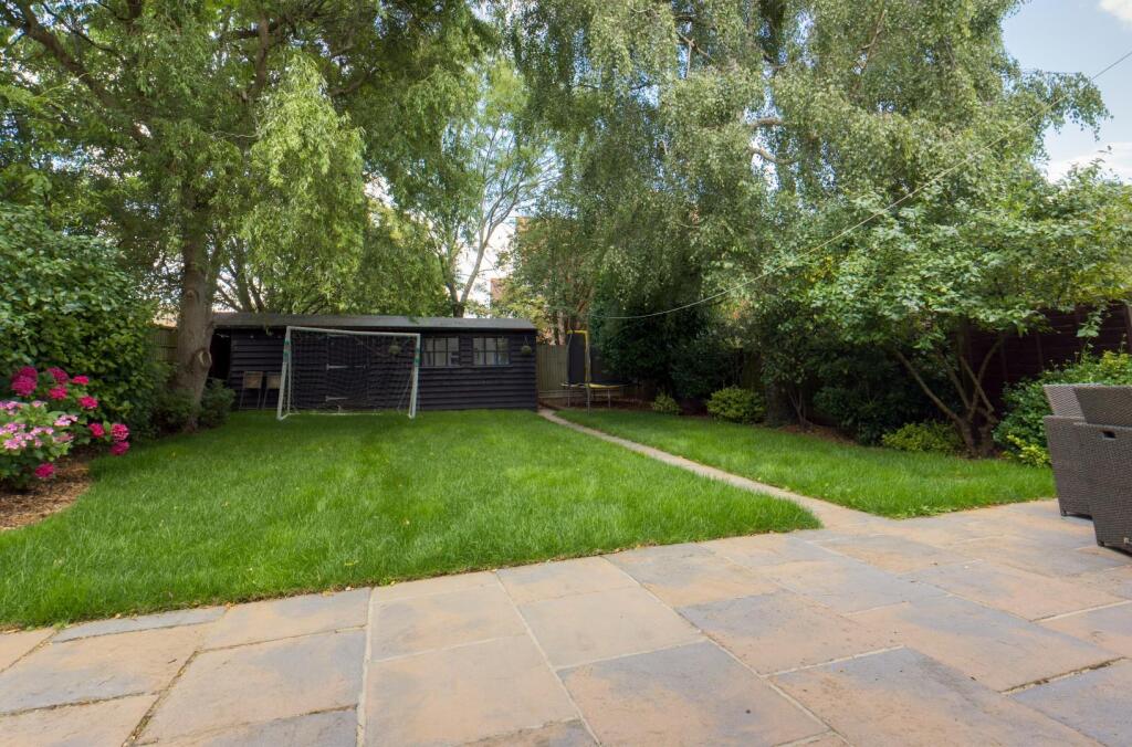 Broomwood Gardens, Pilgrims Hatch, Brentwood photo 4