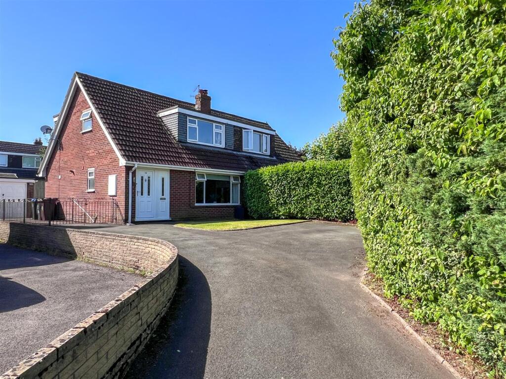 3-bed semi-detached on Nicholas Grove, Leek, ST13 8NT, £285,000