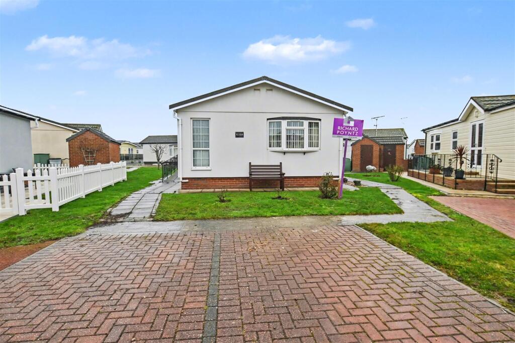 2-bed caravan on Lakeview, Kings park, Creek Road, Canvey Island, £215,000
