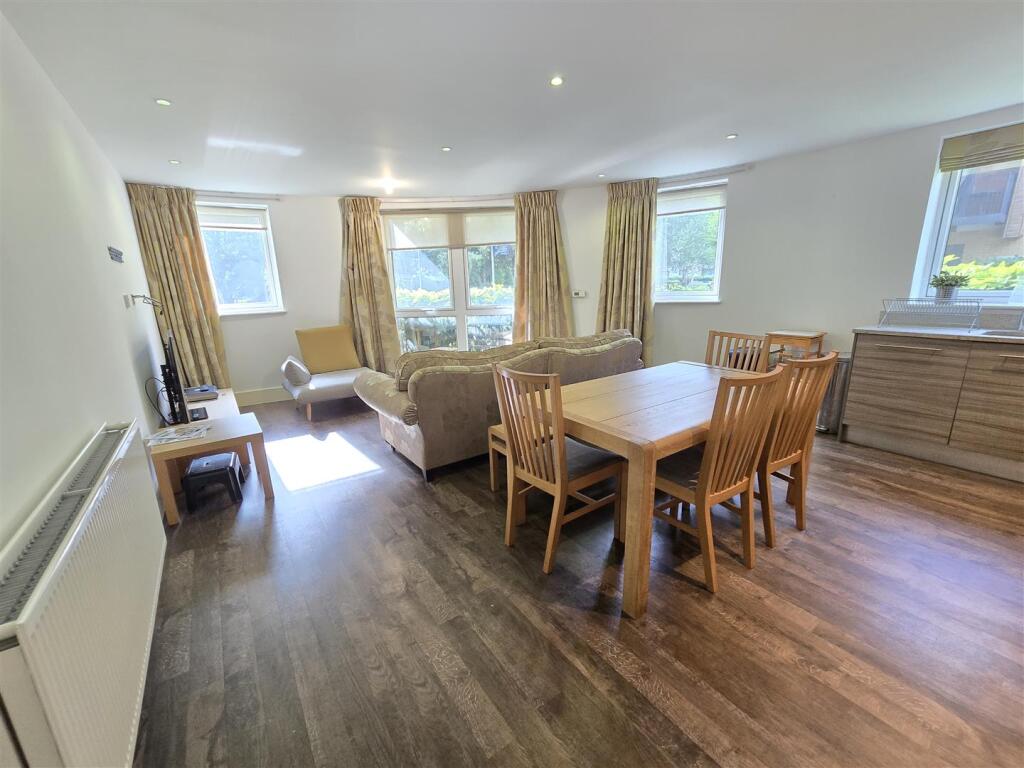 Apartment in London, Stanmore Place, Stanmore - View 3