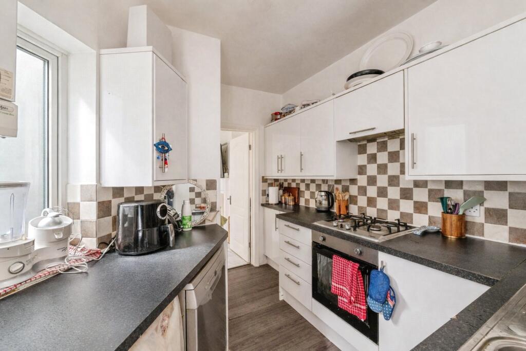 Apartment in Southend-on-Sea - View 3