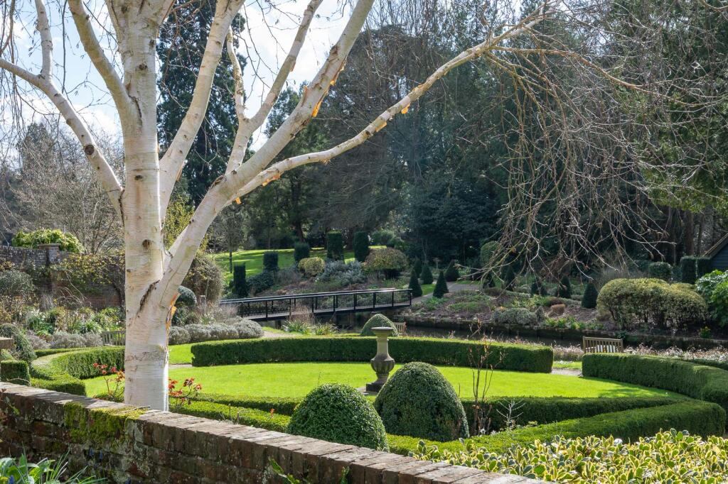 Walled Garden - Available for business occupiers to enjoy