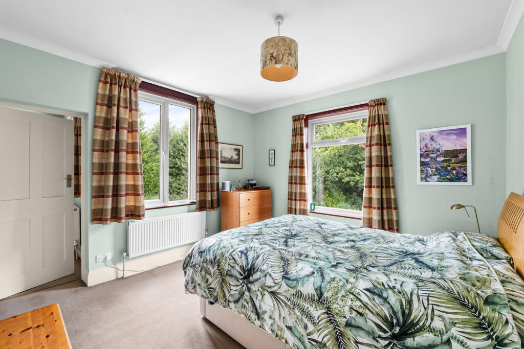 House in Tandridge, Chaldon - More