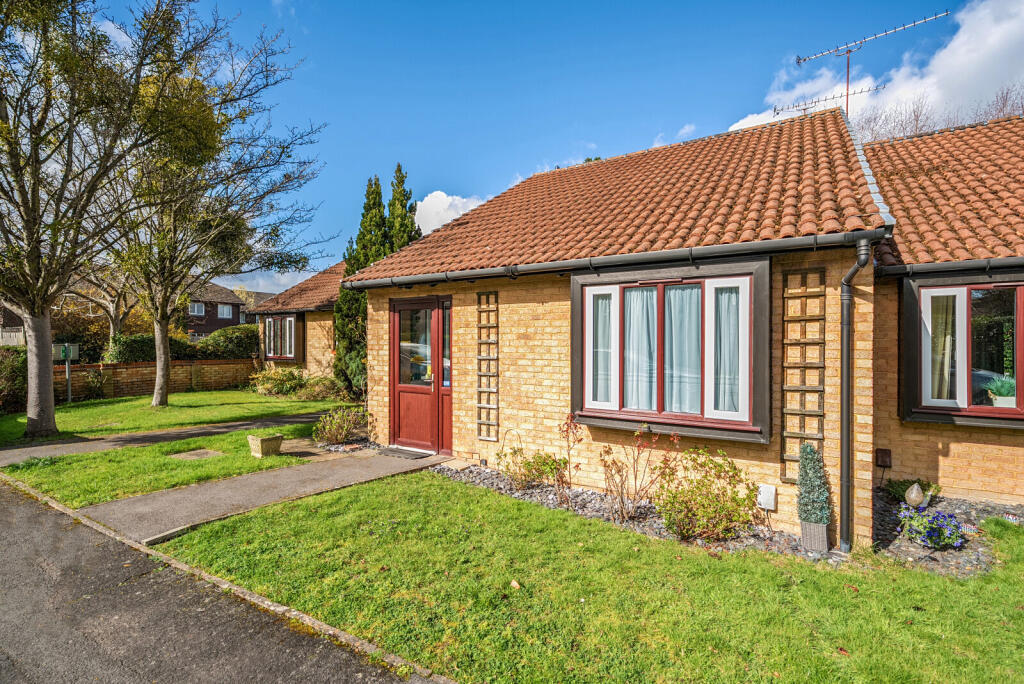 2-bed house on Fairmead, Woking, GU21, £285,000