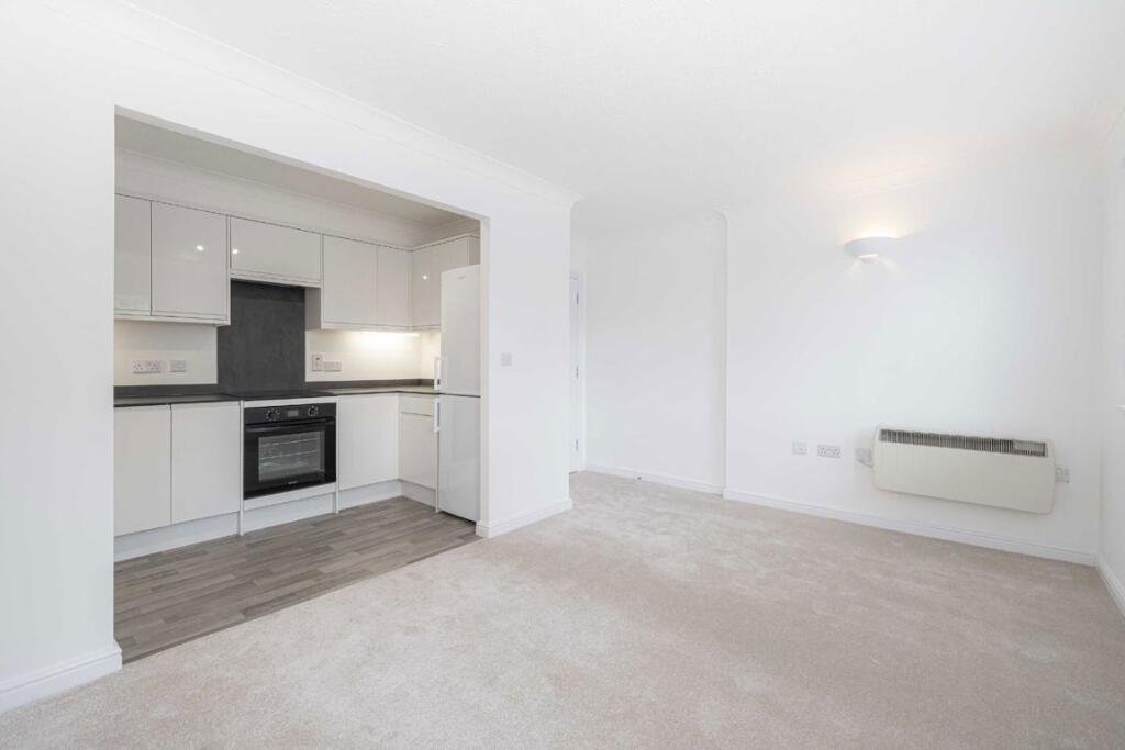 Apartment in Sunbury-on-Thames, Kempton Park - View 3