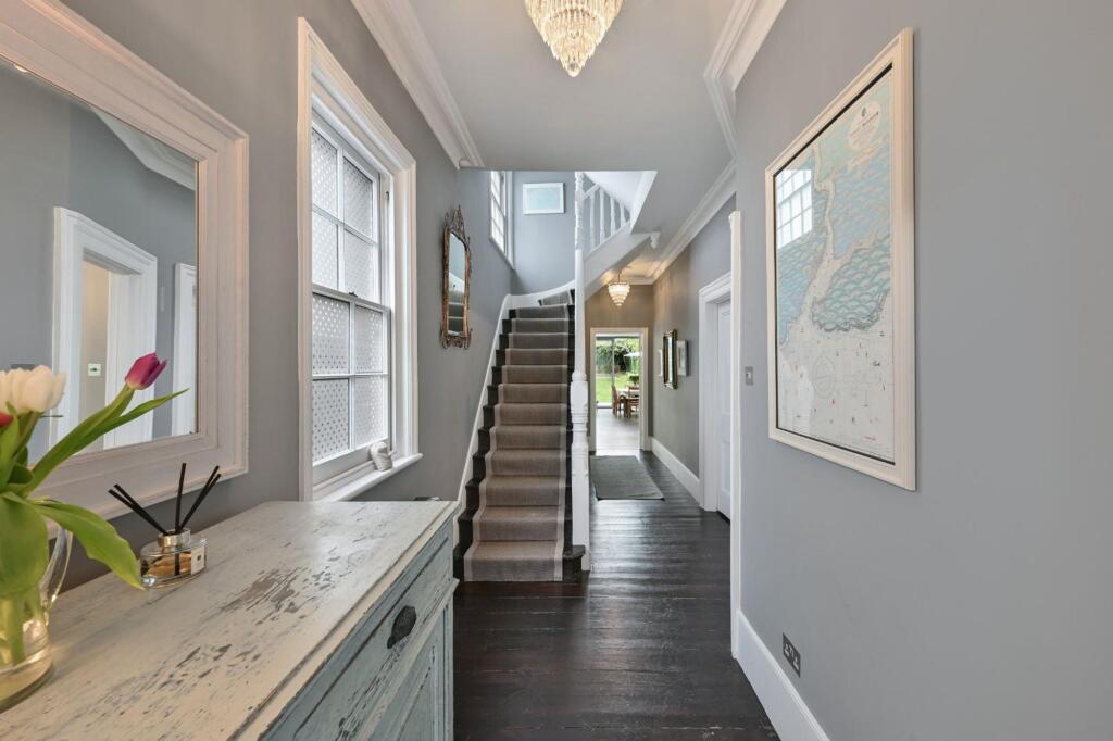 House in Kingston upon Thames - More