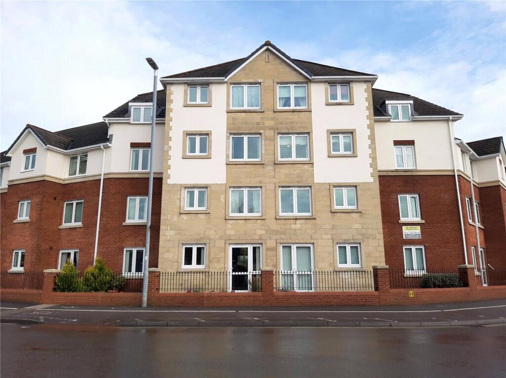 2-bed flat on Victoria Court, Chard, Somerset, TA20, £75,000