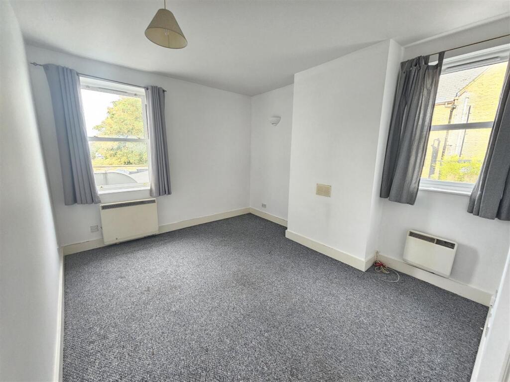 Apartment in Egham - View 3