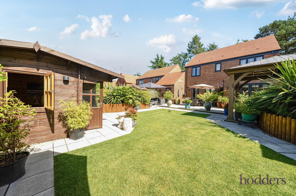 Ottershaw, Surrey, KT16 photo 4