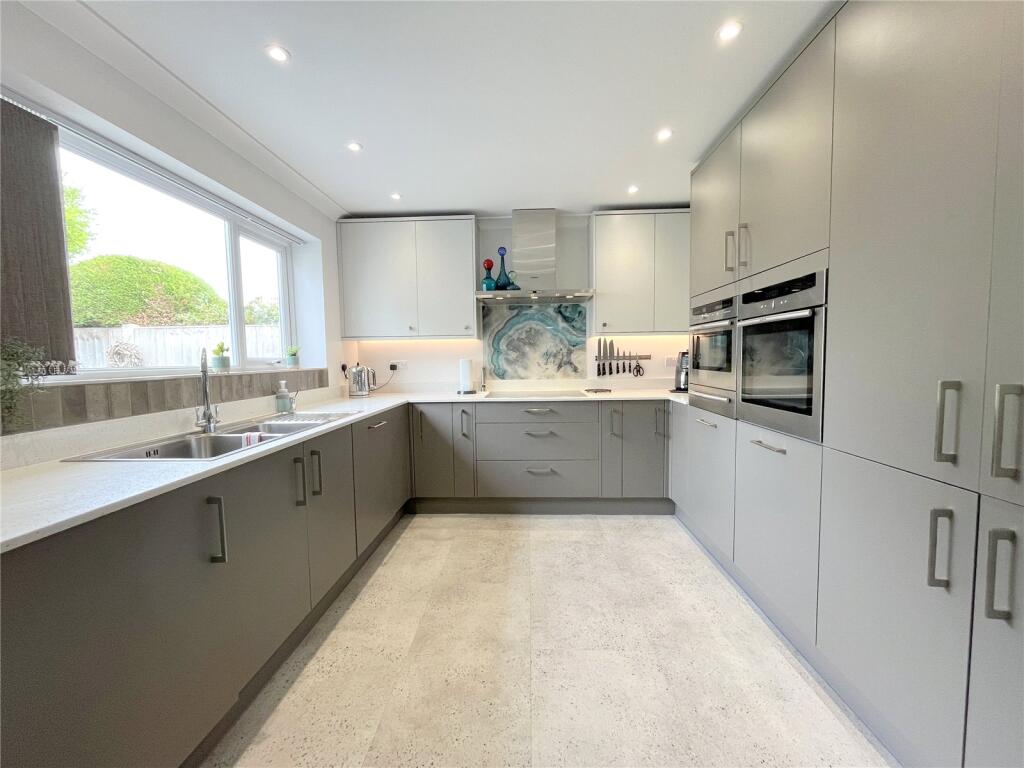 Forest Way, Highcliffe, Christchurch, Dorset, BH23 photo 3