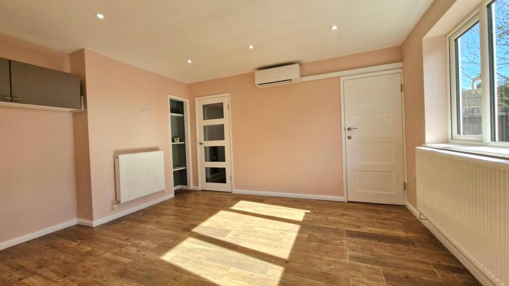 House in South Kesteven, Market Deeping - More