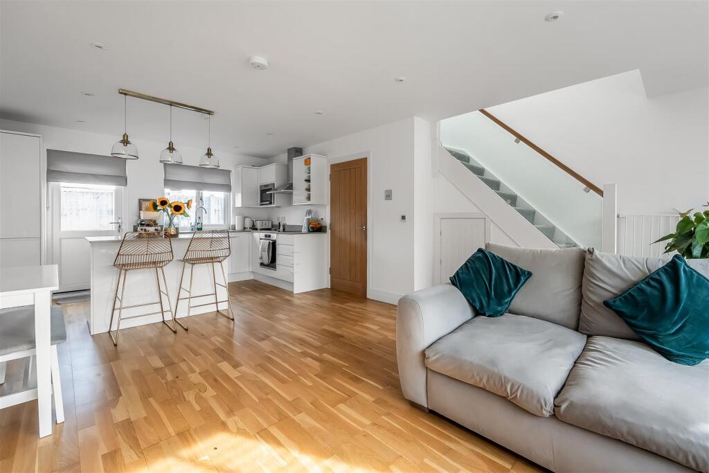 House in Kingston upon Thames - More