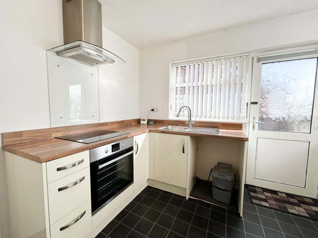 Grasmere Road, Knott-End-On-Sea - Well presented true semi detached bungalow photo 3