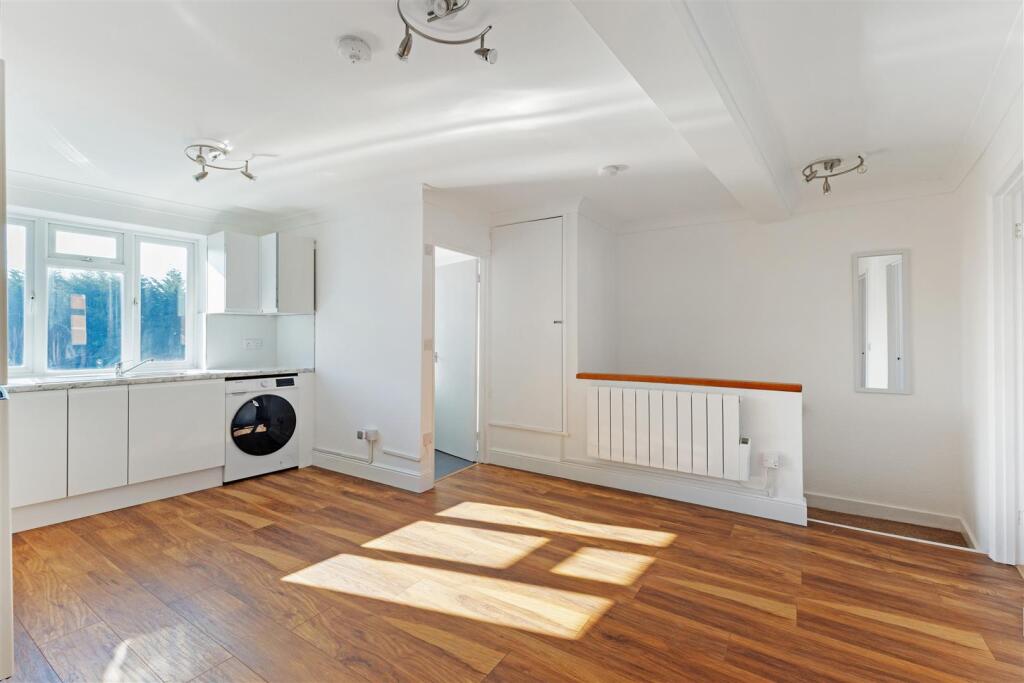 Main image of property: 18A High Street, Banstead