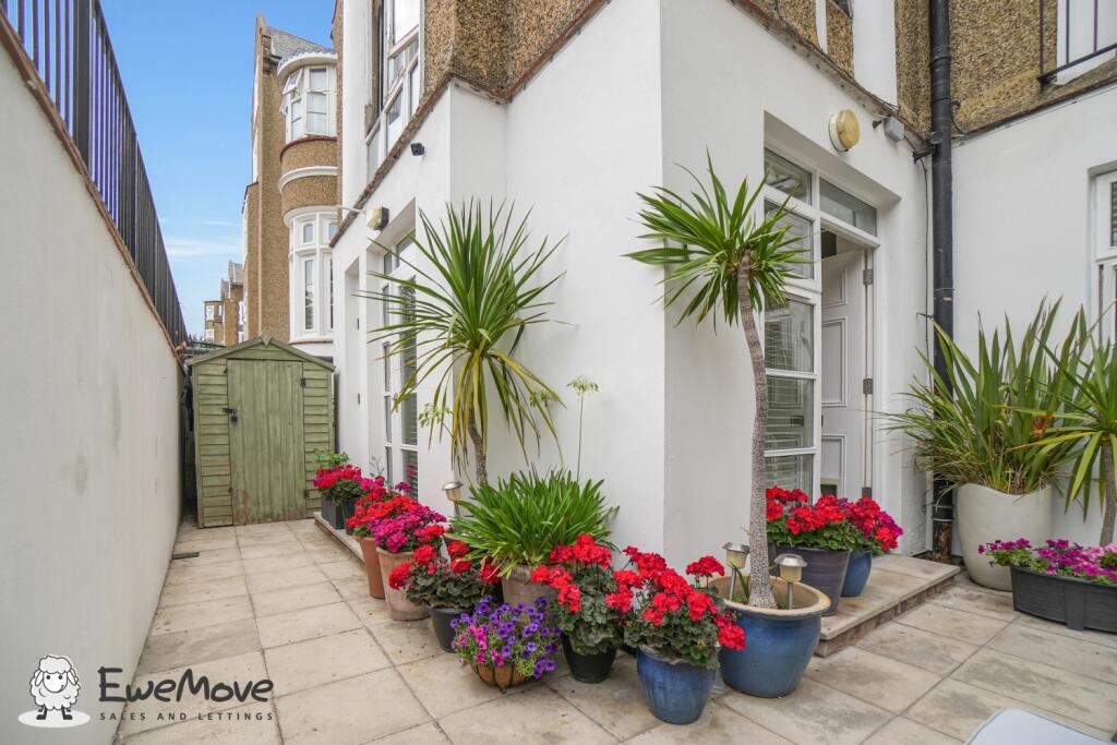 Apartment in Slough - View 4