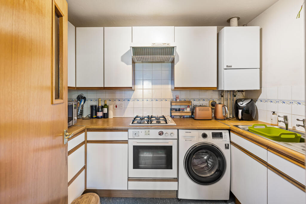 Apartment in Kingston upon Thames - View 5