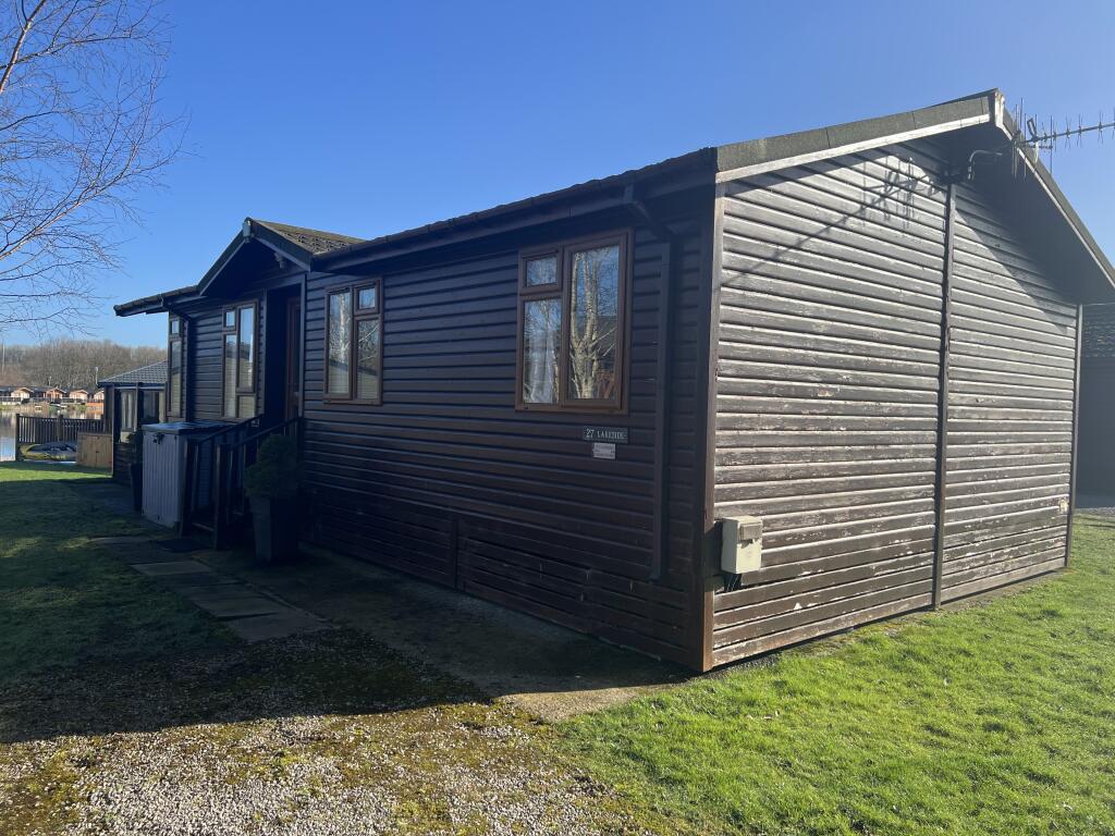 3-bed caravan on Lakeside 27, South Lakeland Leisure Village, Borwick, LA6 1BH, £85,000