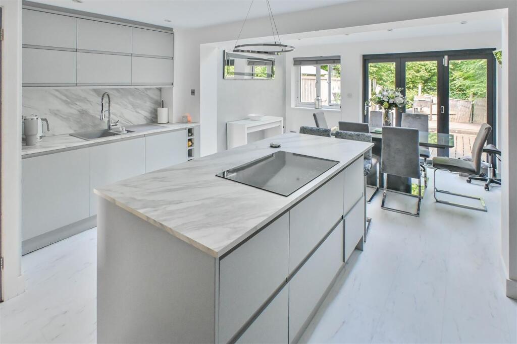 Wistaria Close, Pilgrims Hatch, Brentwood photo 4