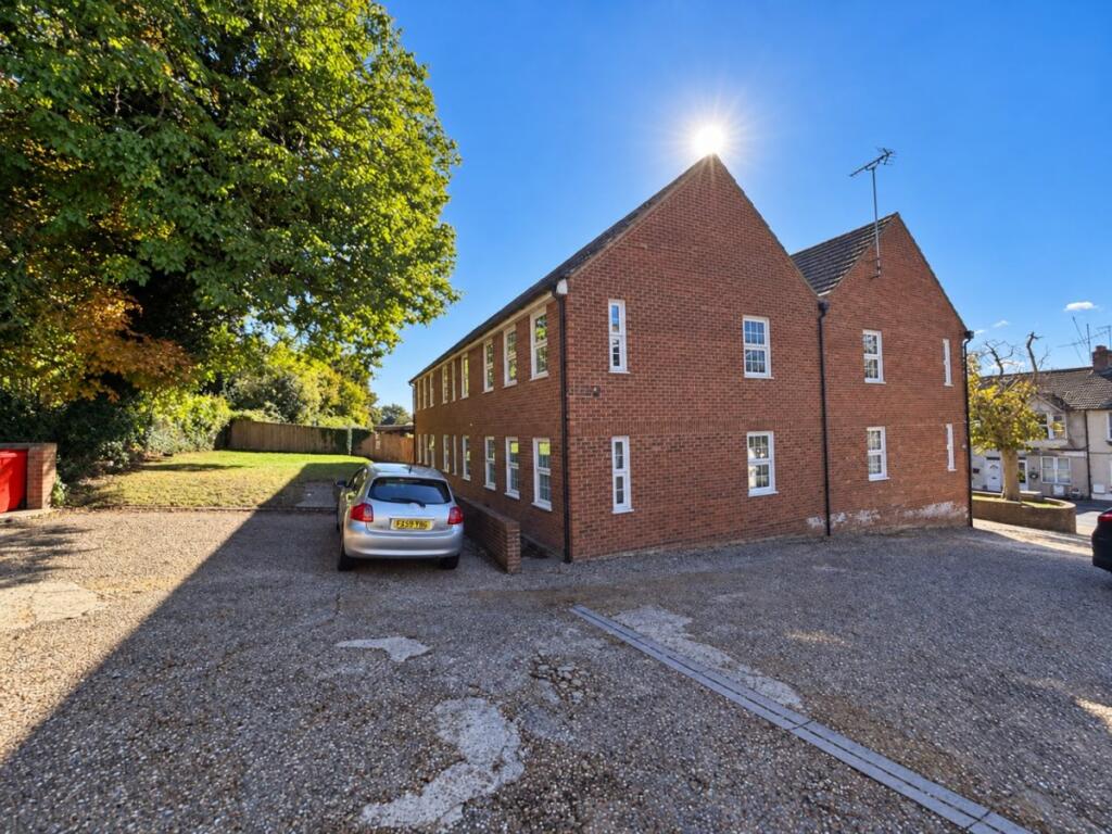 Apartment in Hemel Hempstead - View 2