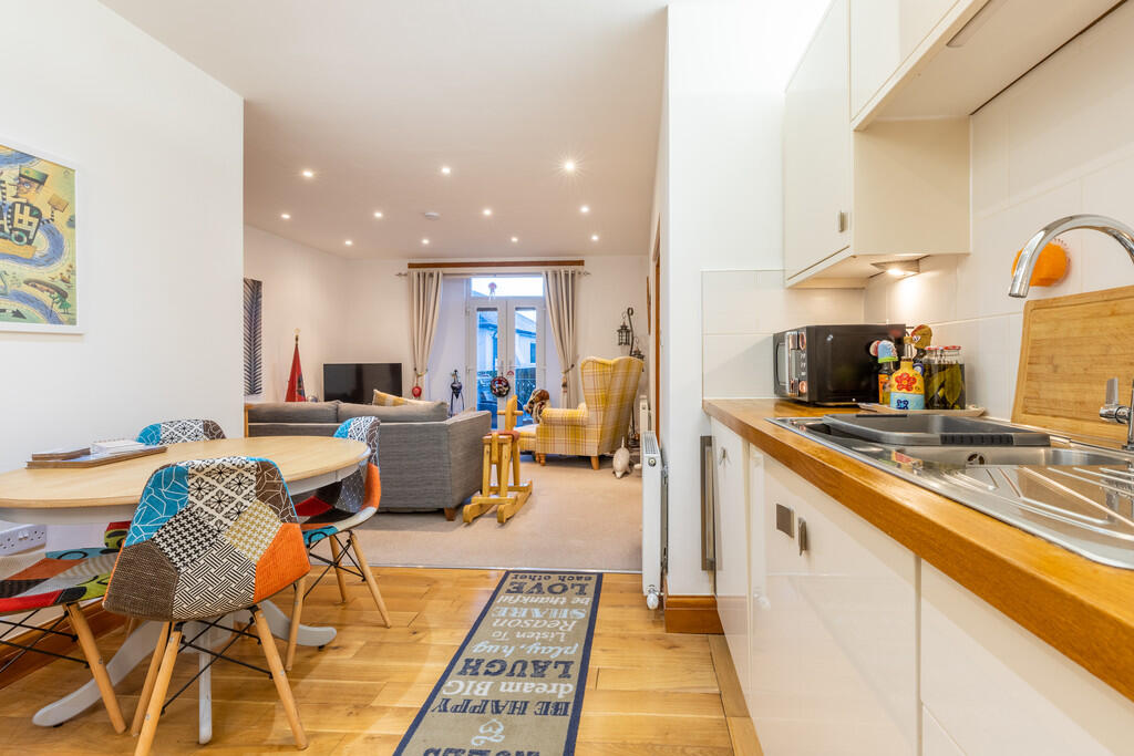 Flat 1b Kents Bank Apartments, 96 Kentsford Road, Grange over Sands, Cumbria, LA11 7BB photo 3