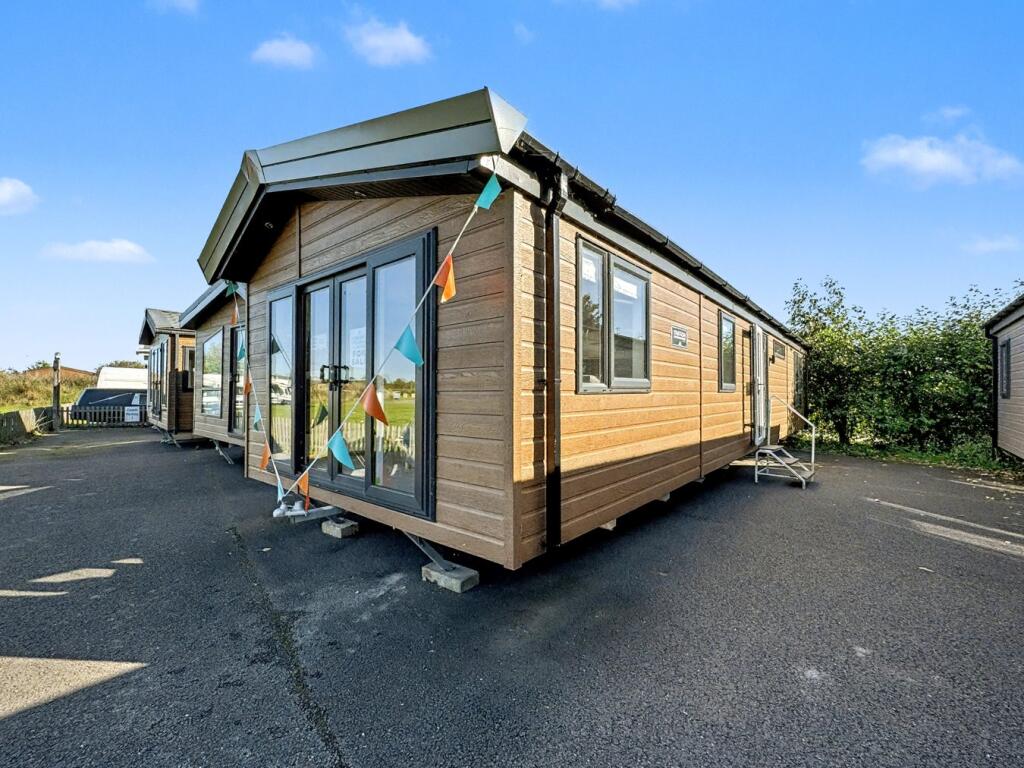 2-bed caravan on Pettaugh Road, Stonham Aspal, Stowmarket, IP14, £89,995