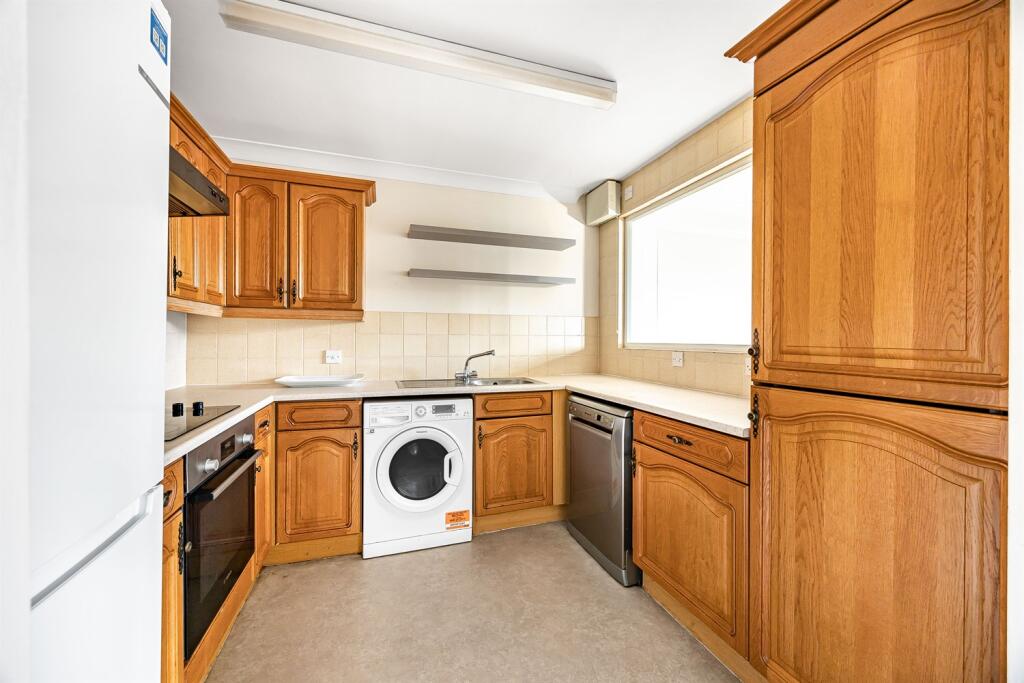 House in Marlow, Buckinghamshire - More
