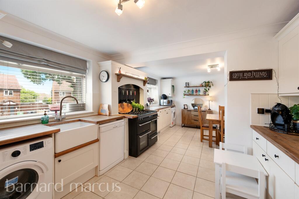 House in London, Royal Borough of Kingston upon Thames - View 4
