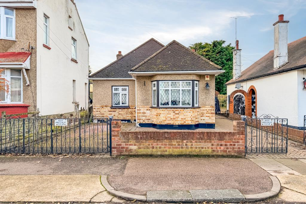 3-bed detached on Westbury Road, Southend-on-Sea, £325,000