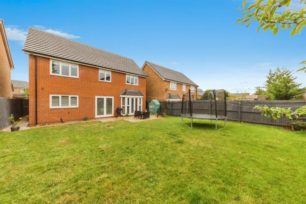 Ellis Close, Shavington, Crewe photo 3