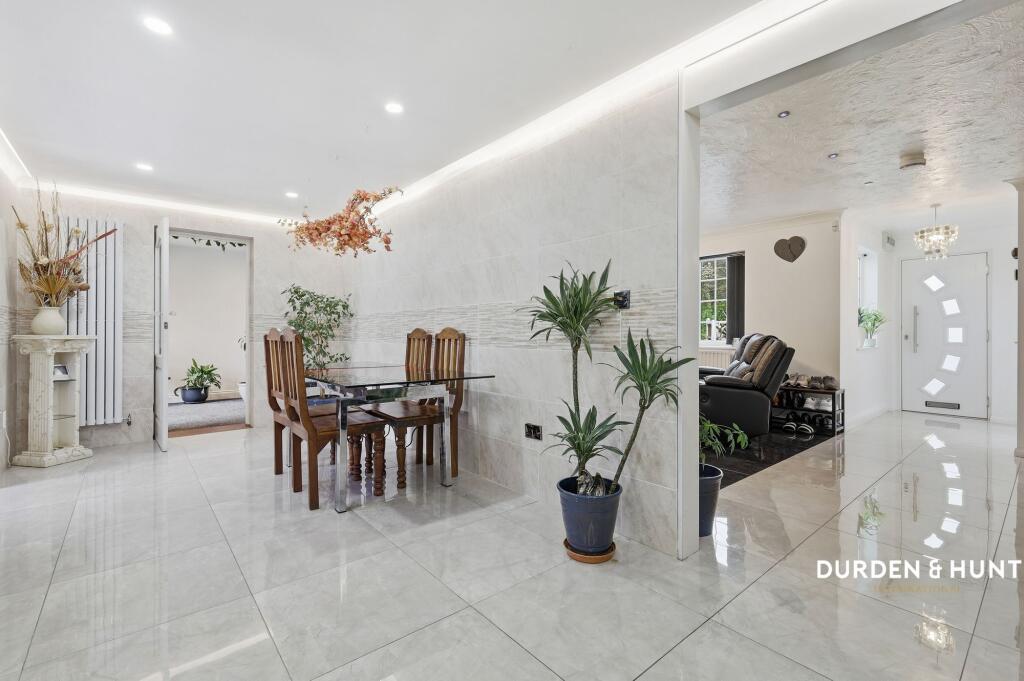 Latchford Place, Chigwell, IG7 - View 4
