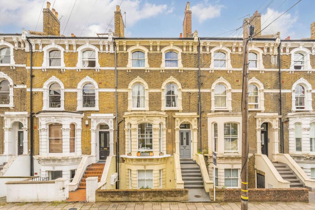2-bed flat on Ferndale Road, Clapham, £600,000