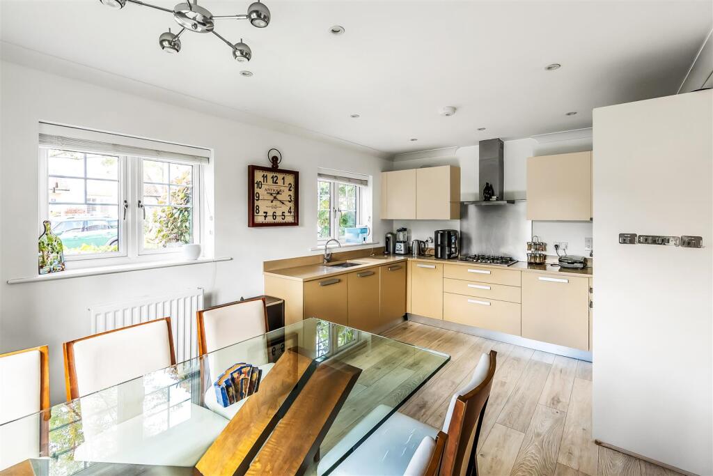 HALCYON CLOSE, OXSHOTT, KT22 – pohled 5