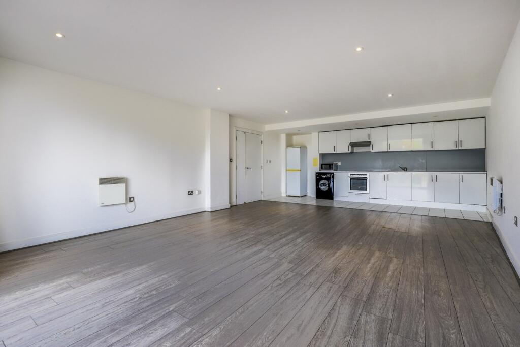 Apartment in Chatham, Luton - View 5