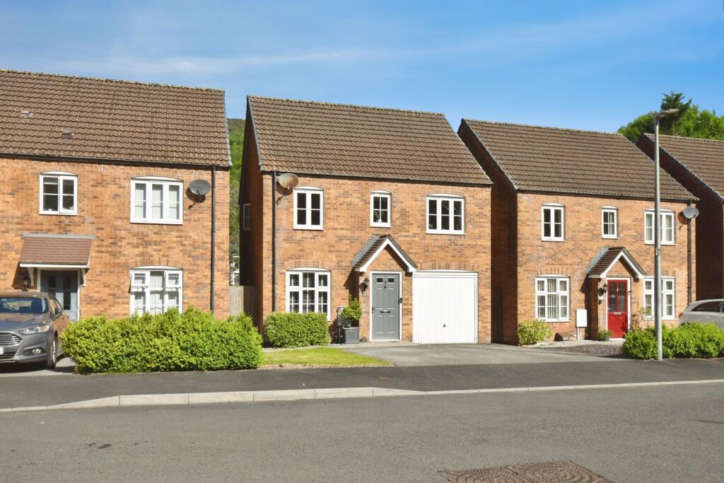 Main image of property: Ffordd Y Glowyr, Godrergraig, Swansea, Neath Port Talbot, SA9