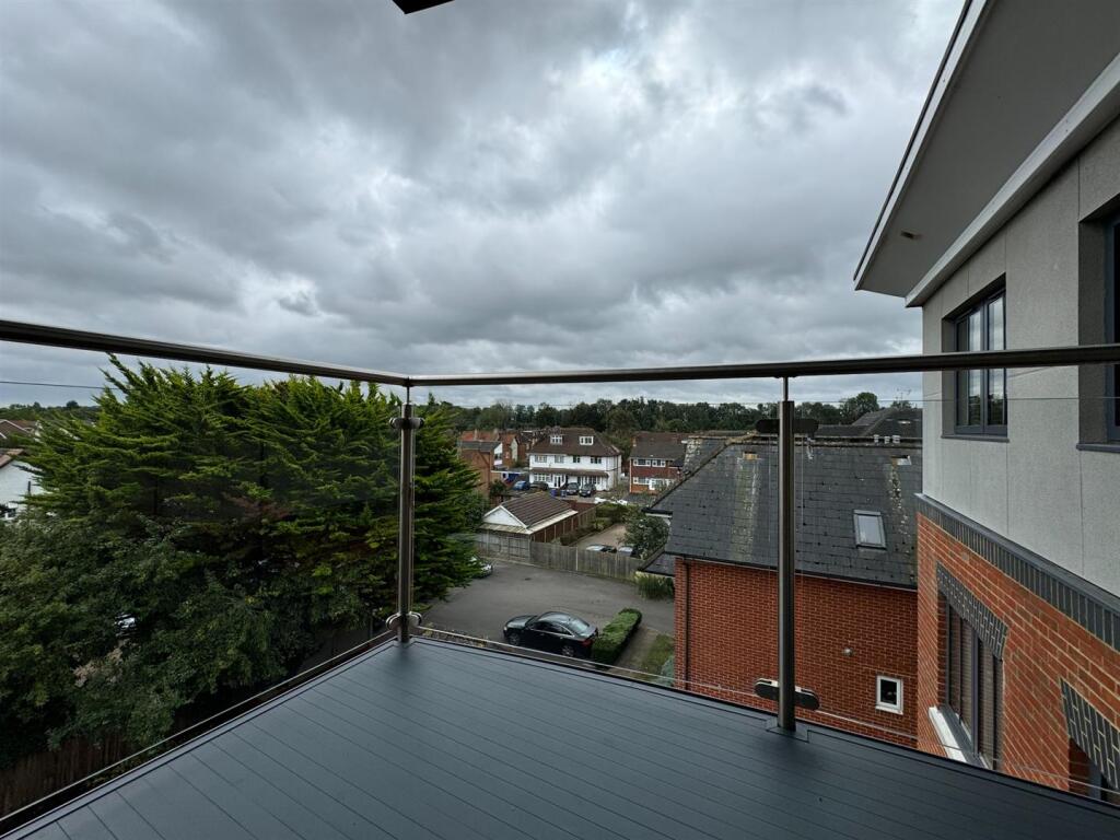 Apartment in Slough - View 5