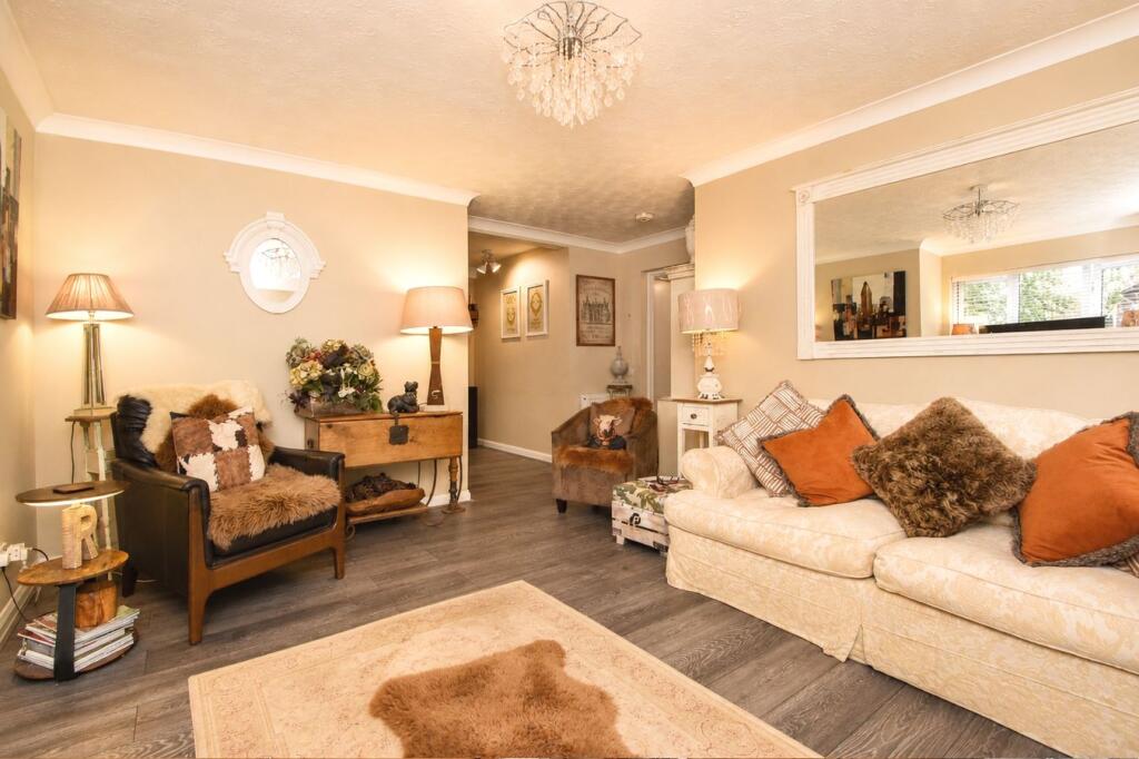 Apartment in Elmbridge, Weybridge - View 4