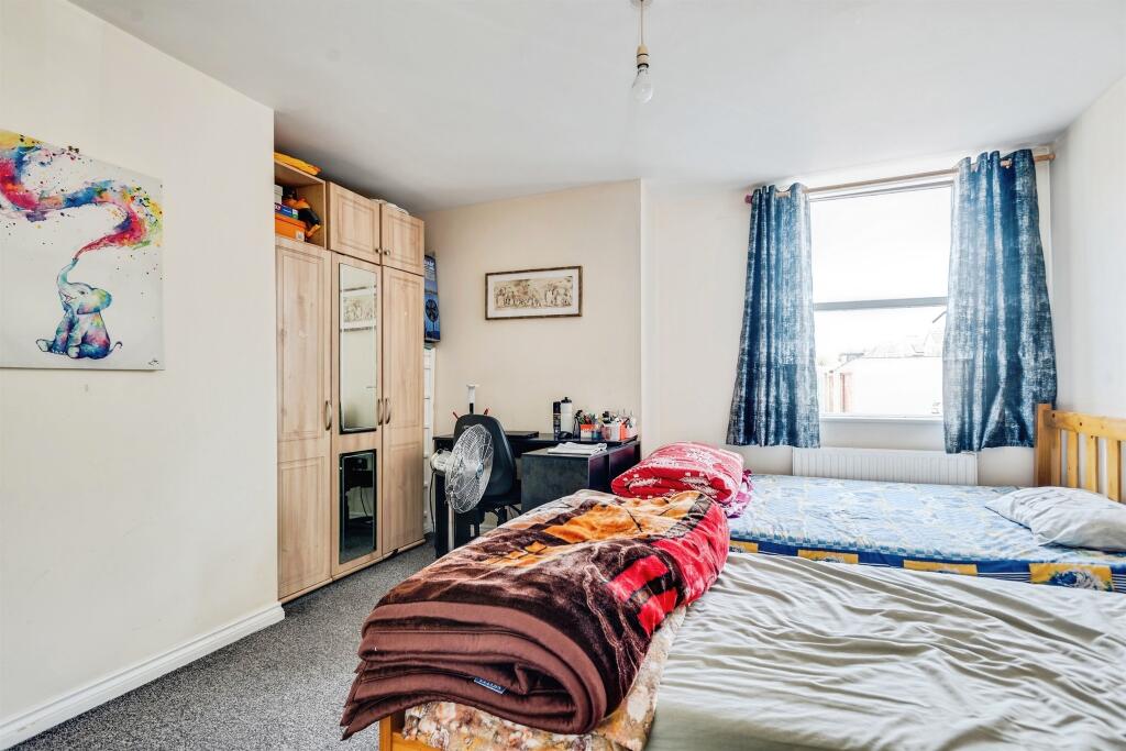 Apartment in Swindon, Eastcott, South Swindon - View 6