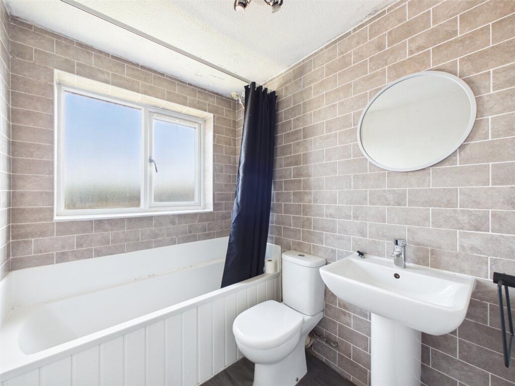 Apartment in Worcester, Worcestershire - View 4