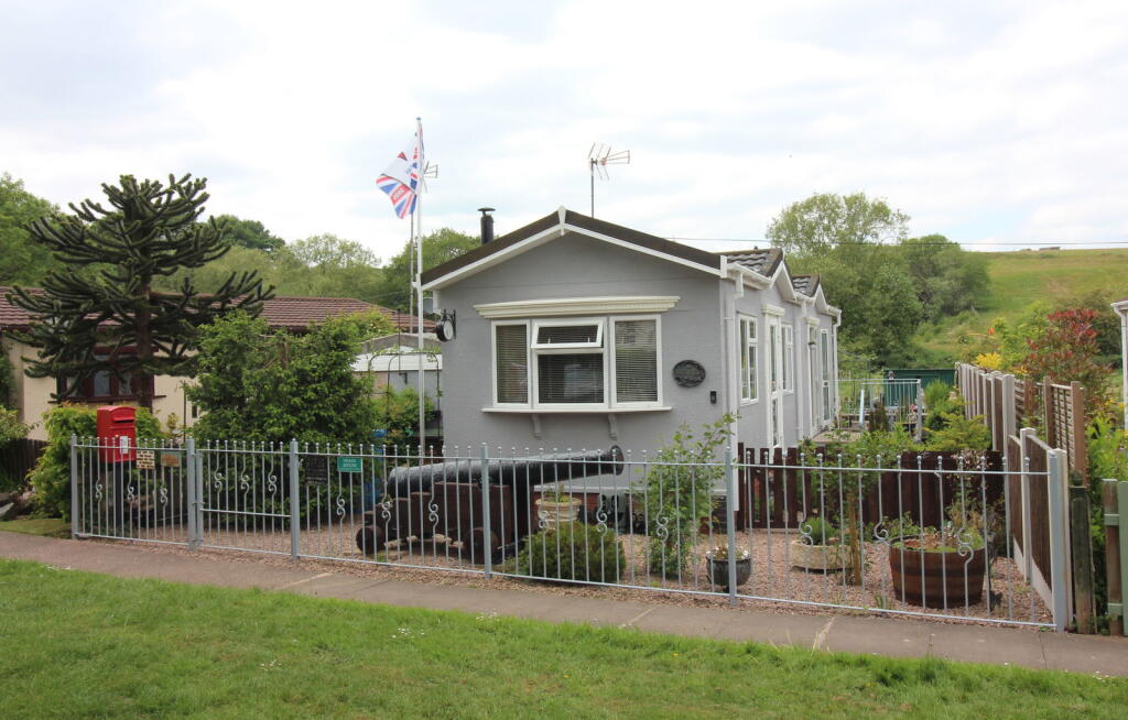 2-bed caravan on SWINDON/ WALL HEATH, Hinksford Park, £175,000