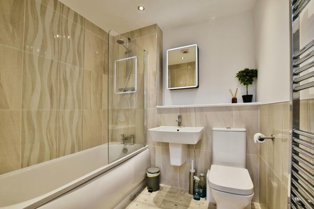 Apartment in Trafford, Greater Manchester - View 5